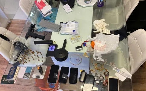 Polícia Civil apreendeu pistoal com numeração raspada, celulares, seringas e drogas no apartamento