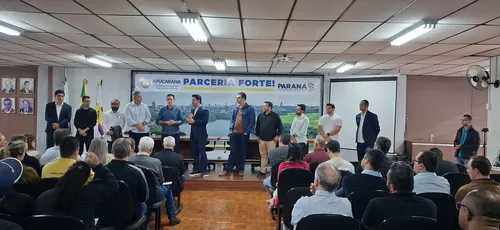 Rodolfo Mota discursa durante encontro