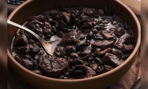 Mulher morre ao comer feijão com veneno que ela deu a marido e enteado