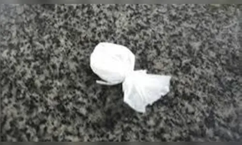 Polícia flagra mulher com cocaína escondida no sutiã em Jardim Alegre