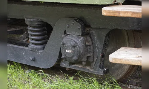 Motorista sem habilitação tem carro atingido por trem em Apucarana
