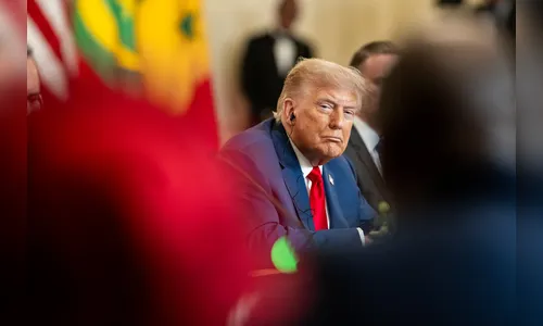 Donald Trump assina decreto que oficializa tarifas de 50% ao Brasil