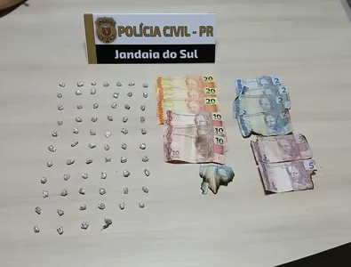 Um dos homens tentou se desfazer do entorpecente e do dinheiro, arremessando os materiais em uma brasa de um fogão artesanal