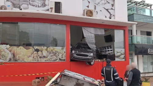 Veículo invadiu padaria na cidade de Ijuí, no Noroeste do RS
