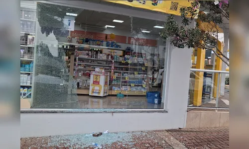 Vidraçaria de farmácia é destruída por criminosos em Apucarana