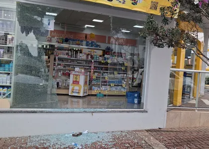 Vidraçaria foi destruída no centro de Apucarana