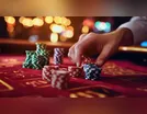 O que é um dealer e qual sua função nas mesas de jogo?