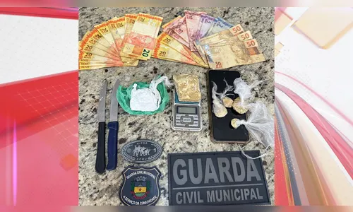 GCM prende homem perto de escola com drogas, dinheiro e facas