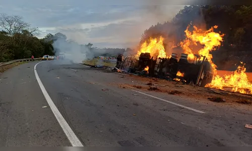 Caminhão com líquido inflamável pega fogo e interdita BR-376 em Tibagi