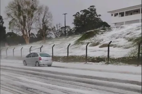 A cidade ficou coberta pelo granizo.