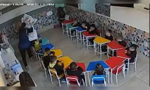 Professora é presa após agredir aluno de 4 anos com livros