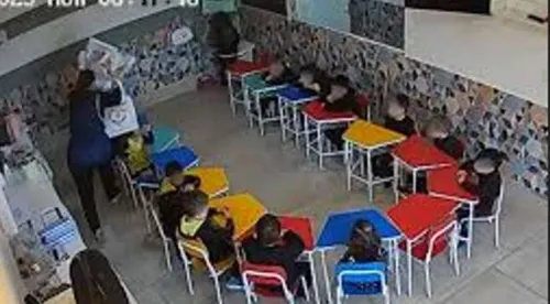 A mulher foi presa por agredir um aluno.