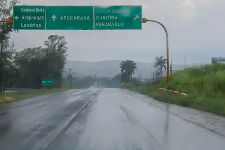 Chuva intensa atinge Apucarana desde a manhã desta quarta-feira (11)