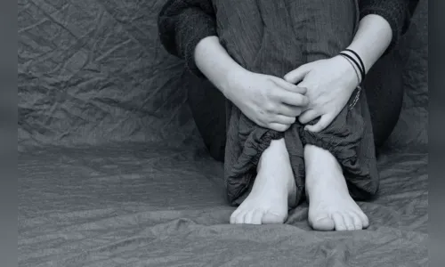 Menina de 13 anos sofre estupro coletivo após ser confundida com namorada de traficante