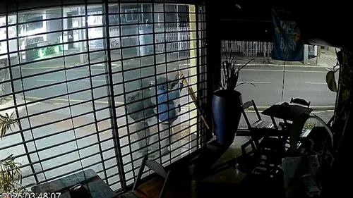 Ação dos ladrões foi flagrada por imagens de monitoramento