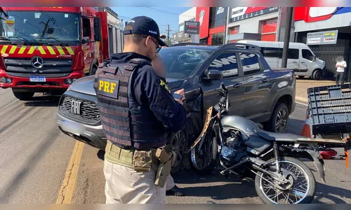 Vídeo mostra colisão entre motocicleta e picape em Apucarana