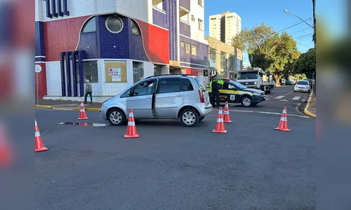 Mulher fica ferida em acidente envolvendo dois carros no centro de Apucarana