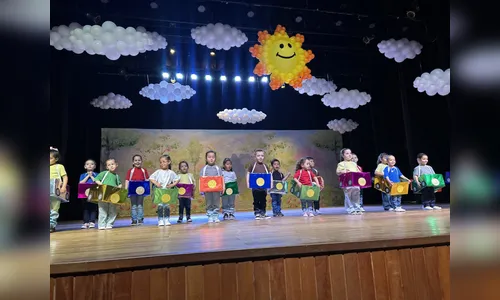 CMEIs encantam o público com espetáculo musical no Cine Teatro Fênix