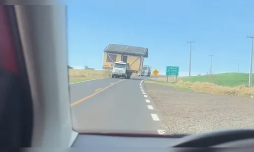 VÍDEO: Caminhão transporta casa de madeira inteira no Paraná