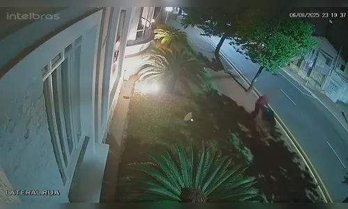 Câmera mostra bandidos levando televisão de imobiliária em Apucarana