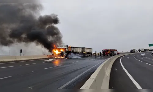 Caminhão carregado de açúcar pega fogo no Contorno de Jandaia do Sul