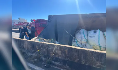 Carreta carregada com enxofre tomba na BR-376 em Mauá da Serra