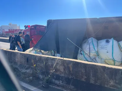 Carreta tombou em Mauá da Serra