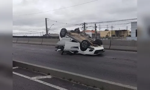 Homem atira dentro de motel e capota carro durante fuga da PM