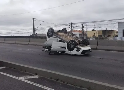 Carro capotou e ficou de ponta cabeça durante perseguição