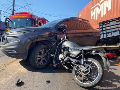 Colisão foi entre picape e motocicleta na Avenida Minas Gerais em 21 de agosto