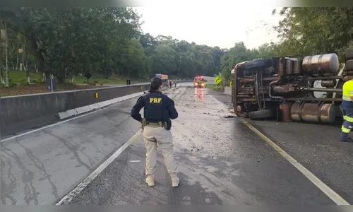 Mortes em acidentes com caminhões no PR aumentam 15%, aponta PRF