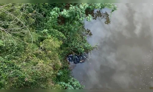Corpo é encontrado dentro de saco plástico às margens de rio