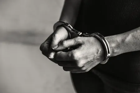 Os homens foram presos por agressão e sequestro.