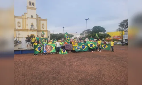 Movimento 'Reaja Brasil' reúne dezenas de manifestantes em Apucarana