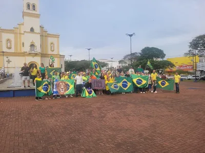 Dezenas de manifestantes na Praça Rui Barbosa