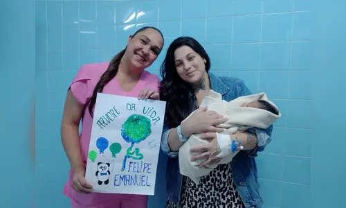 Enfermeira do Materno Infantil emociona mães com carimbos de placenta