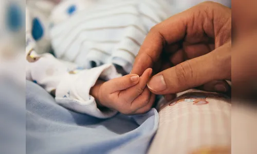 Bebê de 8 dias tem braço fraturado e pais são levados à delegacia em Arapongas