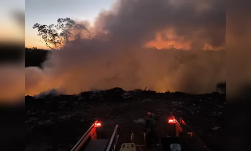Combate a incêndio em aterro sanitário já passa de 15h em Jandaia