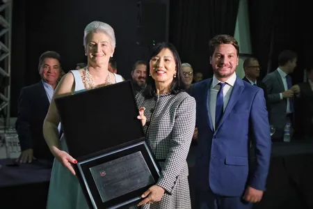 Marilsa Staub (vereadora responsável pelo projeto), Lídia Maejima e prefeito Rafael Cita