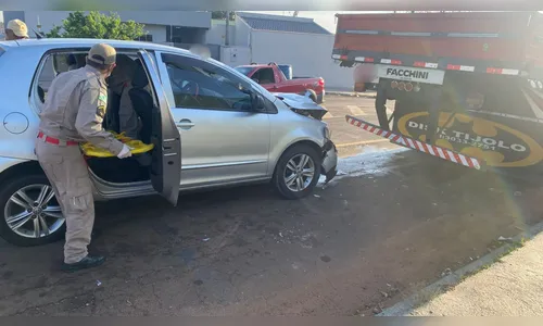 Motorista fica ferida após bater em caminhão estacionado em Apucarana