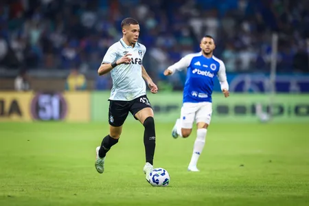 O atacante Alysson, do Grêmio, em lance contra o Cruzeiro