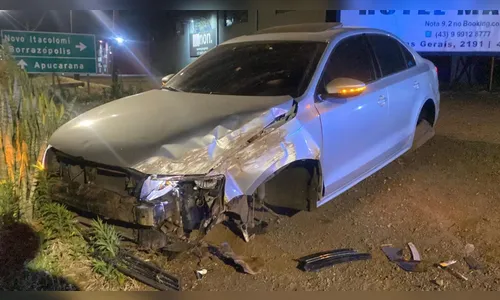 Jetta é abandonado após acidente na BR-369 em Apucarana