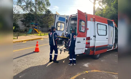 Motociclista de 22 anos fica ferido após colisão com van escolar
