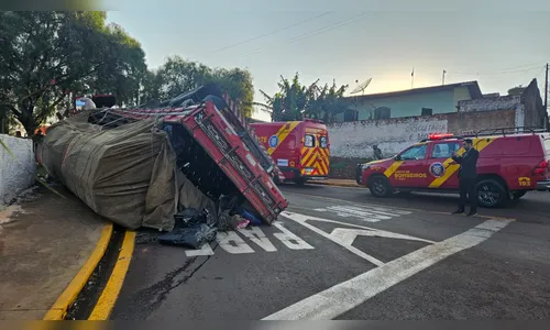 Caminhão tomba e causa danos a residência após seguir rota de GPS