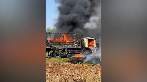 O veículo do exército ficou totalmente destruído.
