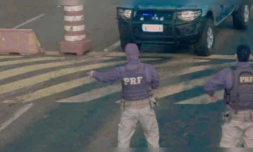 PRF apreende caminhonete falsa da Receita Federal carregada de cocaína