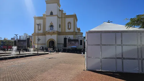 Os fiéis poderão acompanhar a missa pelos telões que foram instalados.