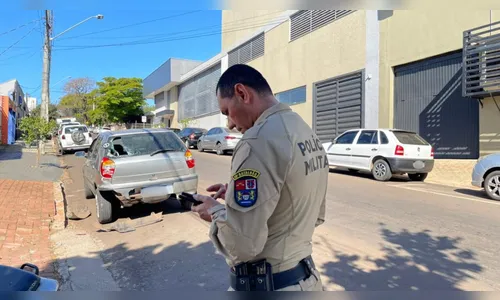 Motociclista fica ferido após atingir carro estacionado em Apucarana