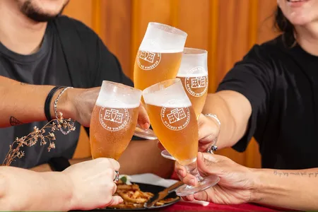 Para os apaixonados por cerveja, a data é um ótimo gancho para conhecer mais sobre a bebida