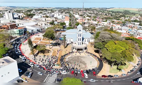Ivaiporã reinaugura praça com presença do bispo Dom Carlos